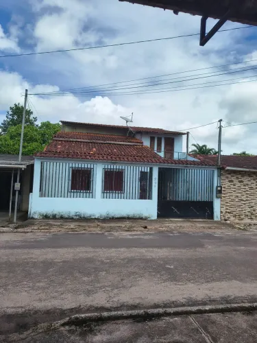 Aluga-se casa de altos e baixos