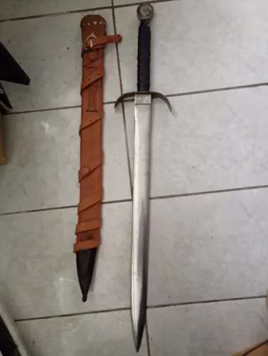 Espada medieval artesanal aço temperado Full Tang afiada com bainha