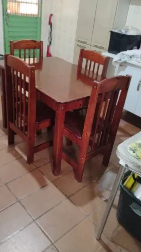 Mesa de madeira com quatro cadeiras