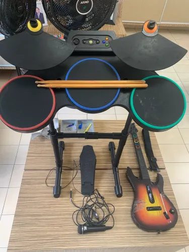 Guitar hero, bateria, guitarra, microfone, jogo original xbox 360