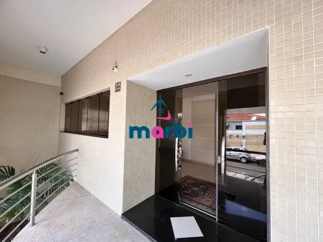 Prédio Comercial Moderno de Esquina com 3 Andares e Elevador de Carga