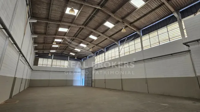 GALPÃO INDUSTRIAL EM SANTANA DE PARNAÍBA 725 M² | ZUD-4 | PÉ-DIREITO DE 9 M