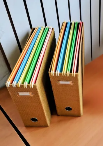 negociável 02 PORTA-ARQUiVOS MAiS 10 PASTAS SUSPENSAS COLORiDAS DE MESA DE ESCRITÓRIO