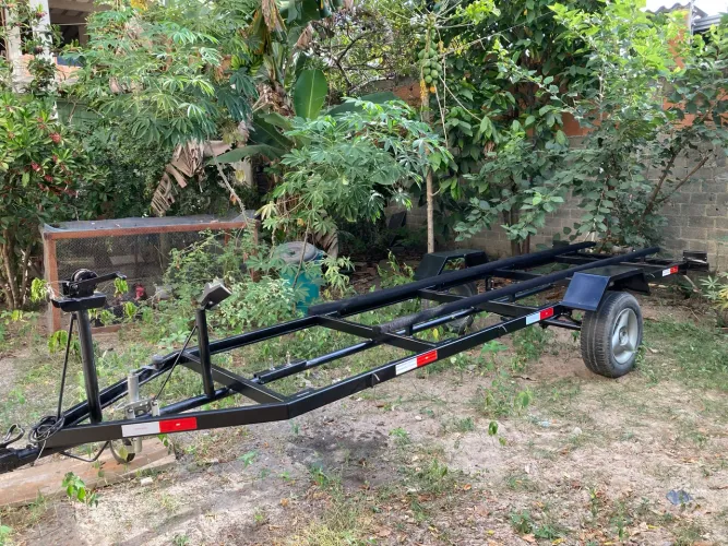 Vende-se carrocinha de barco emplacada 
