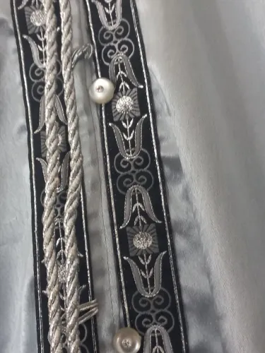 Abay vestido de cetim prata lindo. Veste do 38 ao 46. Usado 3x. Compr. 1,35cm <br>