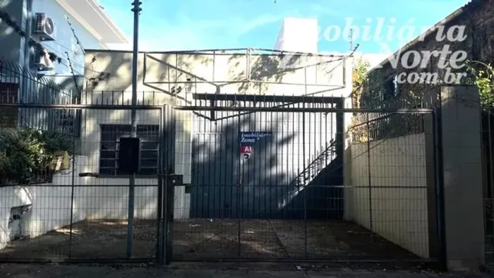 Casa Comercial com 6 salas amplas, cerâmica em todo piso e área externa com cobertura. Con