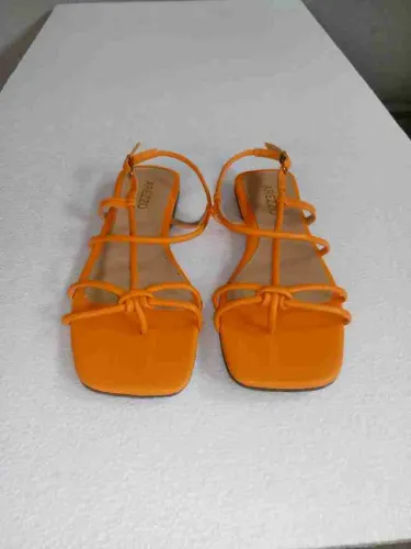 Uma linda sandália resteira arezzo 35