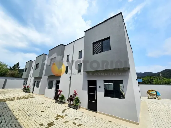 Sobrado com 2 dormitórios à venda, 75 m² por R$ 415.000,00 - Jardim Capricórnio - Caraguat