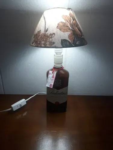 Abajur feito da garrafa de vidro e cúpula em tecido