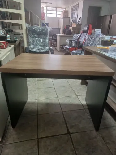 Mesa de escritório escrivaninha sem gaveteiro.( só novas )