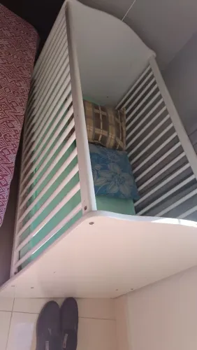 Berço branco com suporte para mosquiteiro 