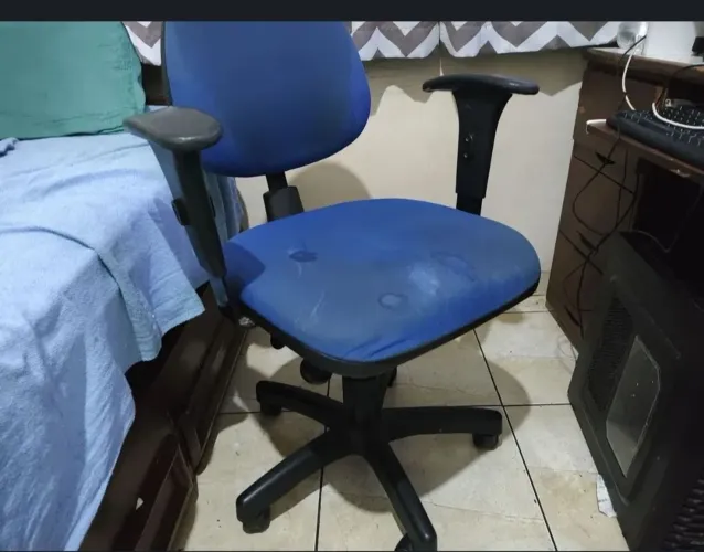 Cadeira escritório em tecido azul