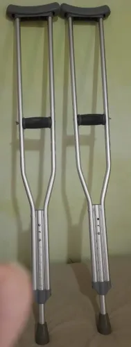 Par de muletas com suporte nas axilas e mãos