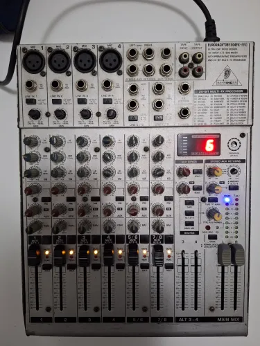PACOTÃO EQUIPAMENTOS Mesa de som Behringer Eurorack 1204, cabos, pedestal, fonte e outros