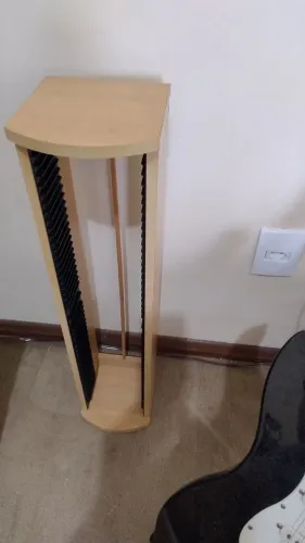 Porta CDs de madeira para 47 unidades..