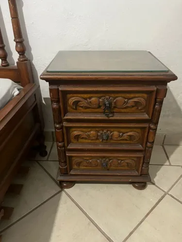 Criado mudo com.3 gavetas de madeira maçica trabalhado em Ilhabela Perequê +2 cama