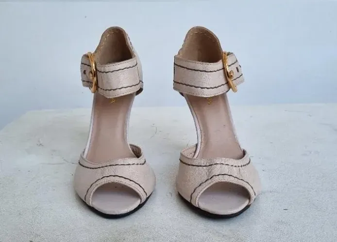 Sapato de salto creme 33 novo