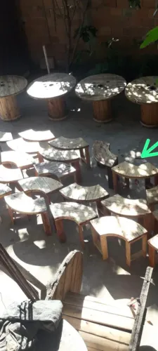 Conjunto de bancos rústicos em madeira