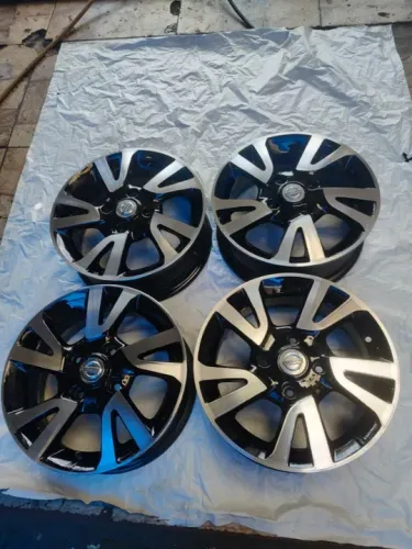 Rodas 15 Liga Leve Nissan Livina Tiida e Versa até 2010 originais 2007/2014