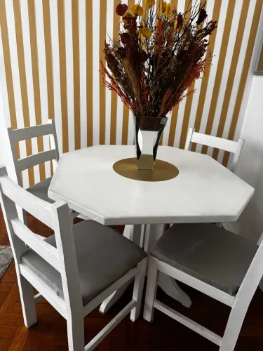 Mesa de madeira de lei branca com 4 cadeiras 