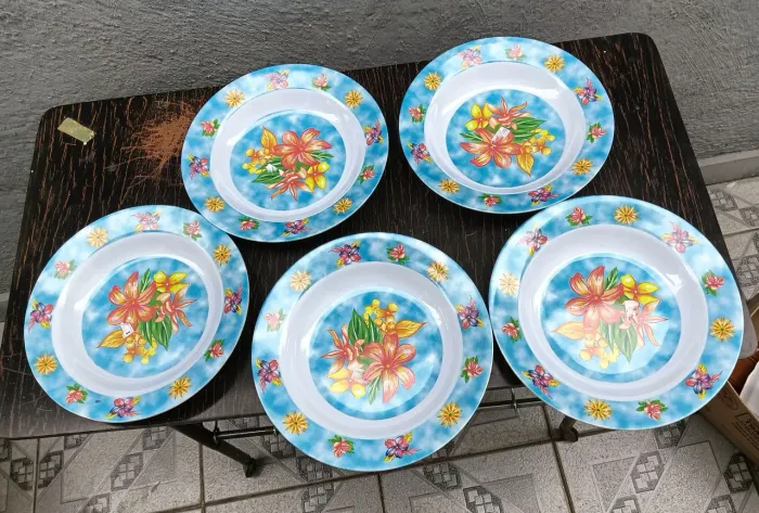 5 PRATOS   *ANOS 2000* DECORATIVOS PLÁSTICO NOVOS VINTAGE 
