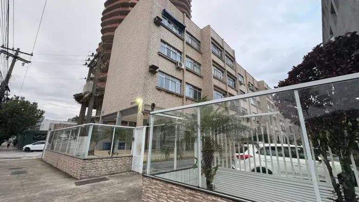 Apartamento em Condomínio Fechado com 3 Quartos com suite