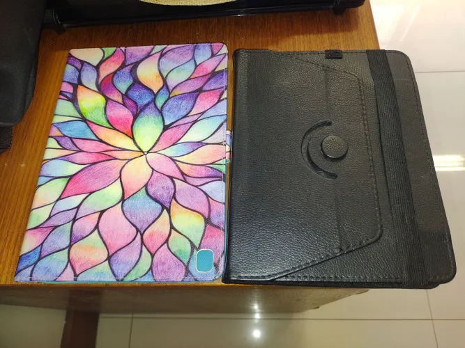 Capa Tablet 7polegadas, cor preta, bom estado. E outros.