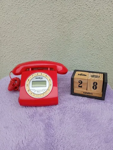Telefone retrô antigo vermelho
