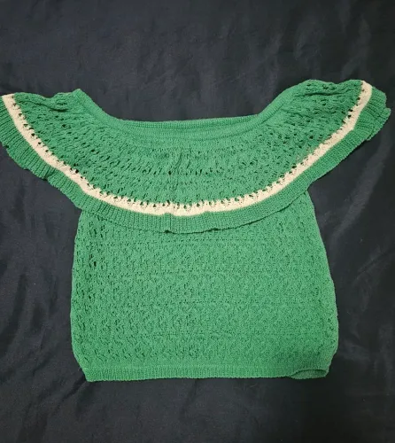 Cropped verde com detalhe branco. Tamanho P