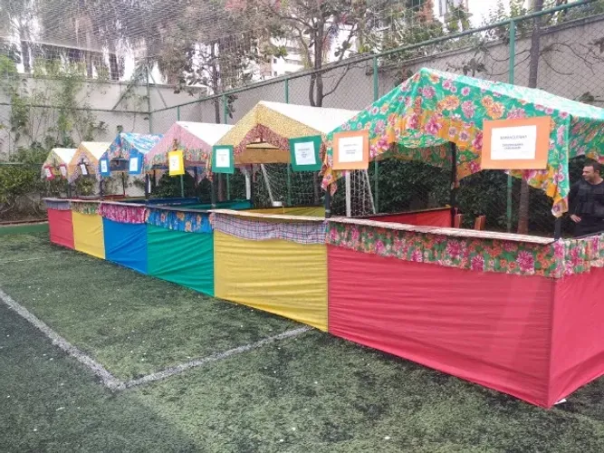 Aluguel de Barraquinhas Juninas 2x2 - Charme e Tradição para seu Arraiá! 