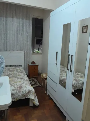 Quarto individual para moça perto da praia