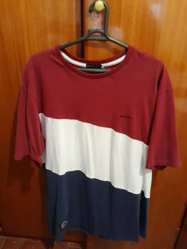 Camiseta Oneill Vermelha Branca e Azul Marinho GG