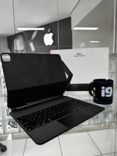 iPad Magic Keyboard Cor : Black Compatibilidade: iPad Pro 12.9? (3ª, 4ª, 5ª e 6ª GE )