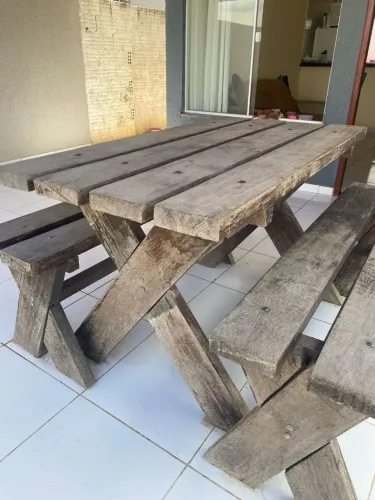 Mesa de madeira para área externa
