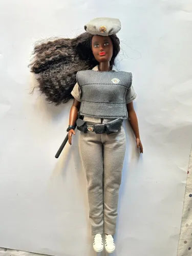 Boneca Policial Militar Curvy - Barbie Fashionista 166