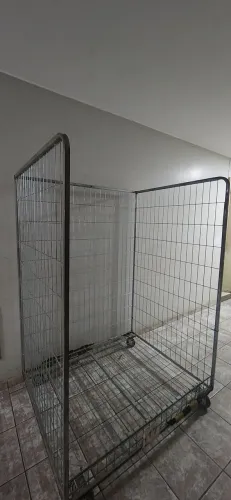Container / Gaiola / Cesto aramado com rodinhas para organização