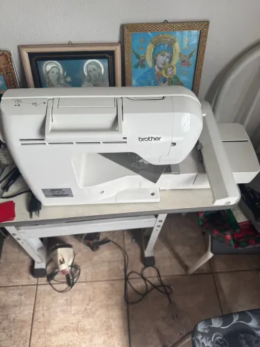Máquina de bordar brother PE700II 