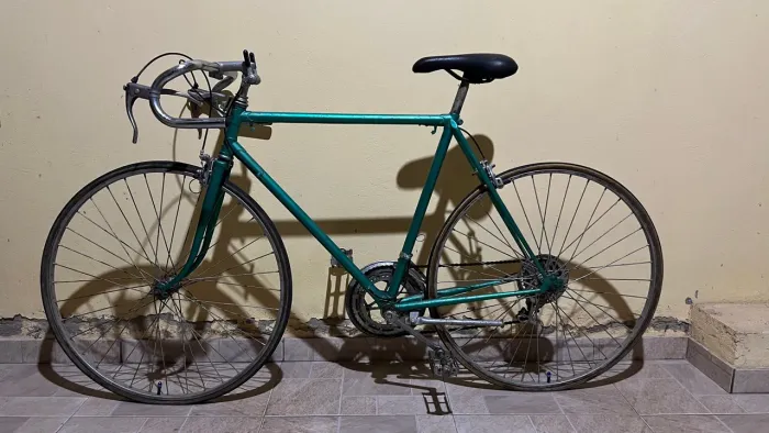 Bicicleta de estrada verde vintage