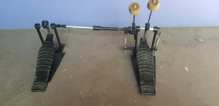 Pedal Duplo marca ADAH pra bateria.