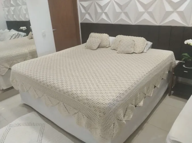Colcha Bege Claro de Renda feito a Mão com porta Travesseiros e Almofadas - Cama King Size