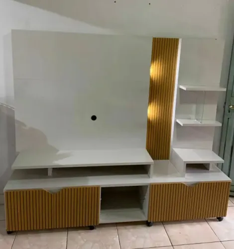 Estante Home Cross para TV até 55 Polegadas 4 Portas Prateleiras Luz Led e Rodízio Off Whi