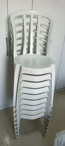 Cadeiras plásticas em excelente estado, R$ 50,00 cada.