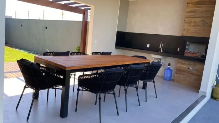 MESA COM TAMPO DE MADEIRA E 8 CADEIRAS DE CORDA NÁUTICA - ÁREA EXTERNA