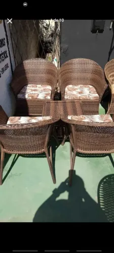 Conjunto de cadeiras de fibra sintética com almofadas