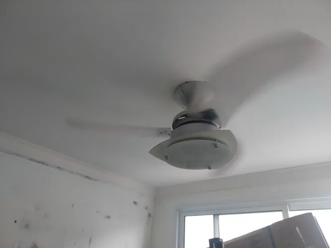 Ventilador de teto semi novo.