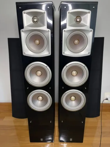 Par de Caixas Acusticas Yamaha NS 555 em perfeito estado