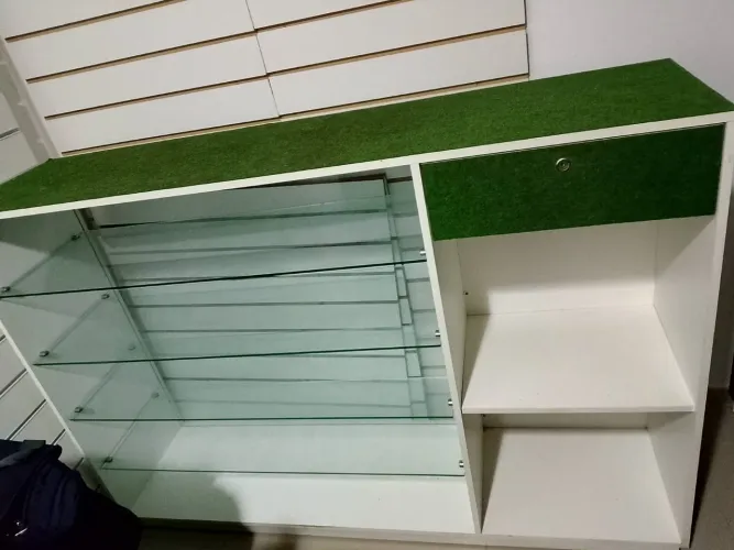 Estante de Vidro com caixa