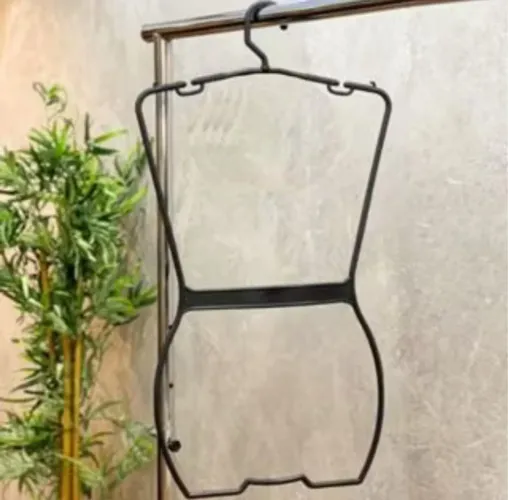 Cabide de roupa infantil em formato de corpo