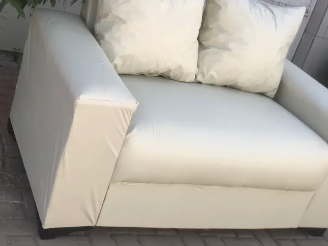 Sofá 2 lugares courinho de fábrica 