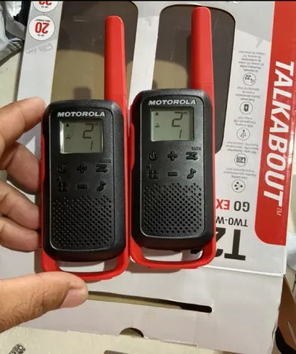 Talkabout Motorola T210BR Alcance Até 32km<br>UHF Cor Vermelho